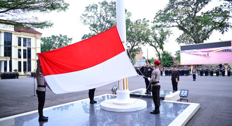 Wakapolda Jambi Pimpin Upacara Kenaikan Bendera Pusaka Merah Putih, HUT Ke 80 RI