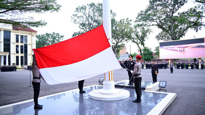 Wakapolda Jambi Pimpin Upacara Kenaikan Bendera Pusaka Merah Putih, HUT Ke 80 RI