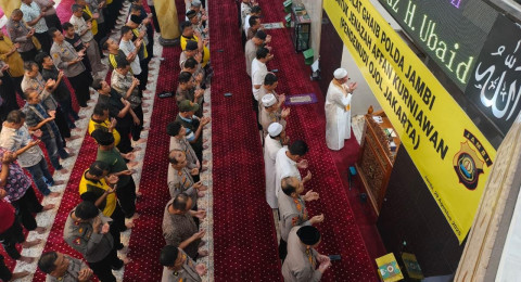 Polda Jambi Tunaikan Shalat Gaib, Wujud Bela Sungkawa Gugurnya Driver Ojek Online Affan Kurniawan