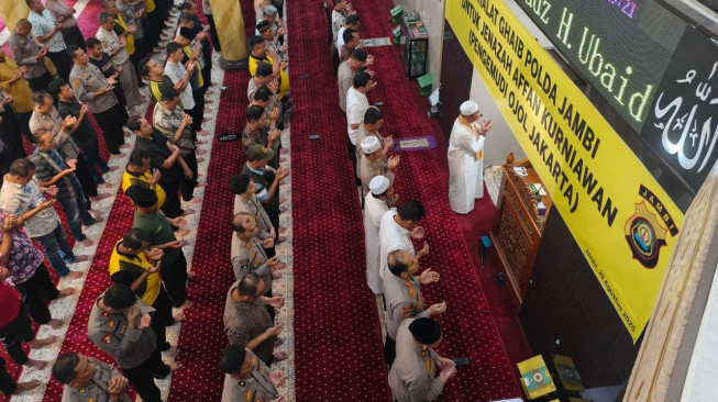 Polda Jambi Tunaikan Shalat Gaib, Wujud Bela Sungkawa Gugurnya Driver Ojek Online Affan Kurniawan