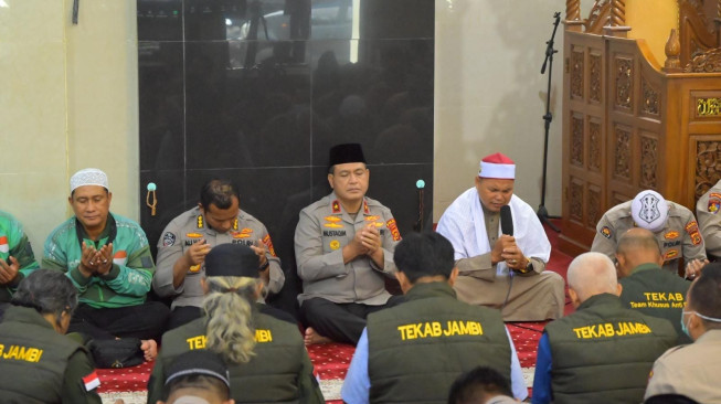 Polda Jambi Tunaikan Solat Hajat dan Doa Bersama Untuk Keamanan Negara