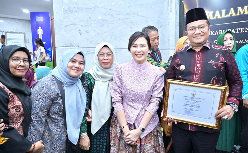 Wali Kota Jambi, dokter Maulana, seusai menerima penghargaan Kota Layak Anak Peringakt Utama 2025 | dki-kj