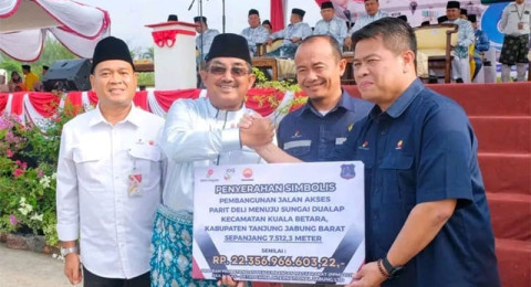 Perkuat Insfrastruktur, SKK Migas - PetroChina Serahkan Bantuan Jalan 7,5 Km di HUT Tanjab Barat ke-60
