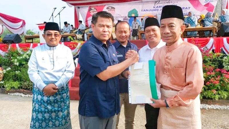 SKK Migas - PetroChina menyerahkan bantuan pembangunan jalan sepanjang 7,5 kilometer dan menerima sertifikat tanah BMN | swd