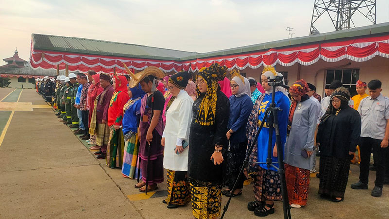 Jajaran manajemen PetroChina International Jabung Ltd menggelar upacara HUT 80 Kemerdekaan Republik Indonesia di Basecamp Geragai, Kabupaten Tanjung Jabung Timur | henrosta