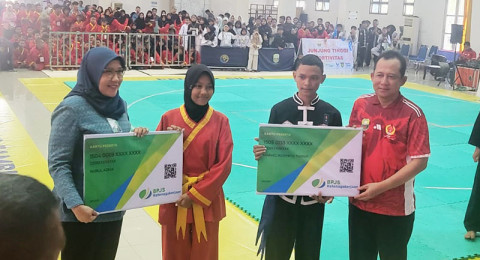 Ratusan Atlet Porkab Pencak Silat Dilindungi BPJS Ketenagakerjaan, BBS dan Rina Serahkan Kartu