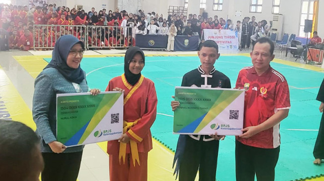 Ratusan Atlet Porkab Pencak Silat Dilindungi BPJS Ketenagakerjaan, BBS dan Rina Serahkan Kartu