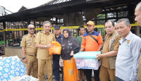 Wabup Muaro Jambi Langsung Sambangi Korban Kebakaran Penyengat Olak