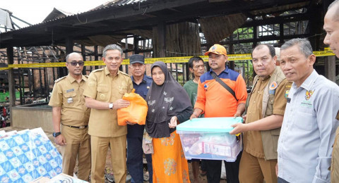 Wabup Muaro Jambi Langsung Sambangi Korban Kebakaran Penyengat Olak