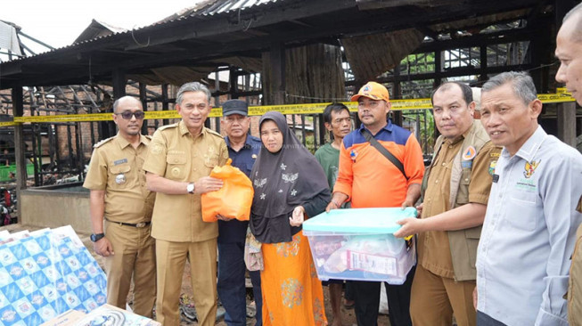 Wabup Muaro Jambi Langsung Sambangi Korban Kebakaran Penyengat Olak