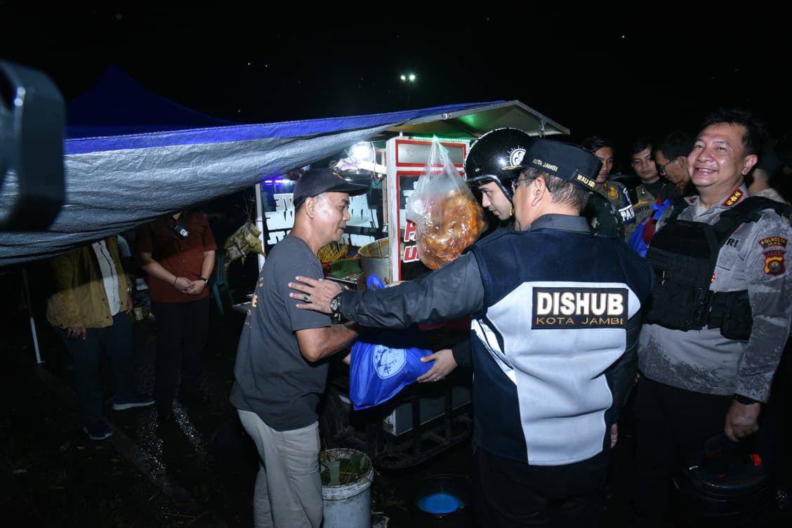 Walikota Jambi Maulana saat Menyempatkan Menyapa Para Pelaku UMKM di Sela Kegiatan Patroli