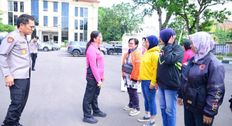 Bhayangkari Jambi Gelar Baksos Bareng Ojol dan Ojek Pangkalan, Suasananya Penuh Keakraban