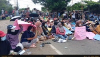 Warga Tutup Jalan Lintas Timur, Desak Gubernur Tolak Pembangunan Stockpile PT. SAS