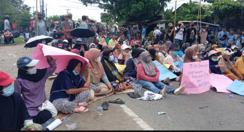 Warga Tutup Jalan Lintas Timur, Desak Gubernur Tolak Pembangunan Stockpile PT. SAS
