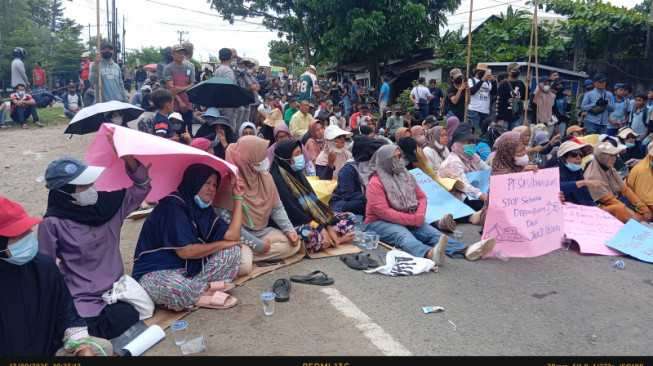 Warga Tutup Jalan Lintas Timur, Desak Gubernur Tolak Pembangunan Stockpile PT. SAS