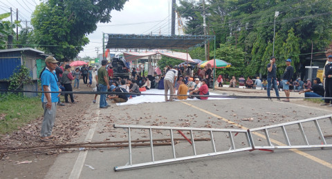 Belum Al Haris Datang, Warga Tak Bakal Buka Blokade Jalan Lintas Timur