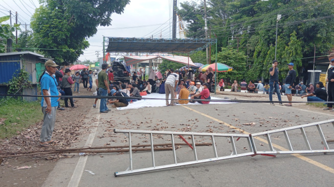 Belum Al Haris Datang, Warga Tak Bakal Buka Blokade Jalan Lintas Timur