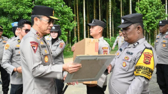 Kapolda Jambi Beri Penghargaan kepada Bhabinkamtibmas Berprestasi di Polsek Sabak Barat