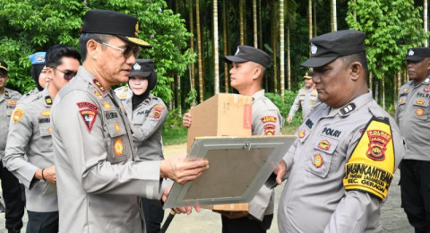 Kapolda Jambi Beri Penghargaan kepada Bhabinkamtibmas Berprestasi di Polsek Sabak Barat