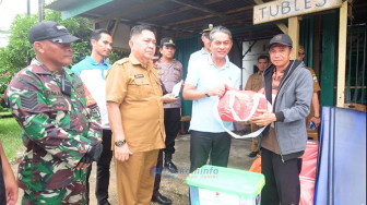 Wabup Junaidi Mahir Antar Bantuan Kebakaran ke Kumpeh Ulu