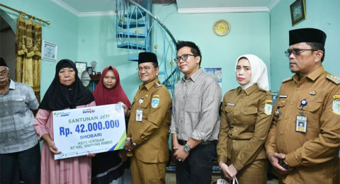 Pastikan Program Perlindungan Sosial Berjalan, Wali Kota Maulana Turun Langsung Serahkan Santunan Kematian