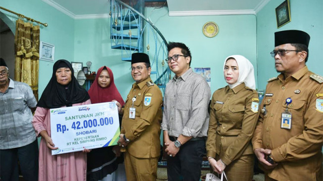 Pastikan Program Perlindungan Sosial Berjalan, Wali Kota Maulana Turun Langsung Serahkan Santunan Kematian