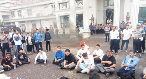 Hujan Tak Halangi Rakyat Bicara, Hafiz Turun Menyambut