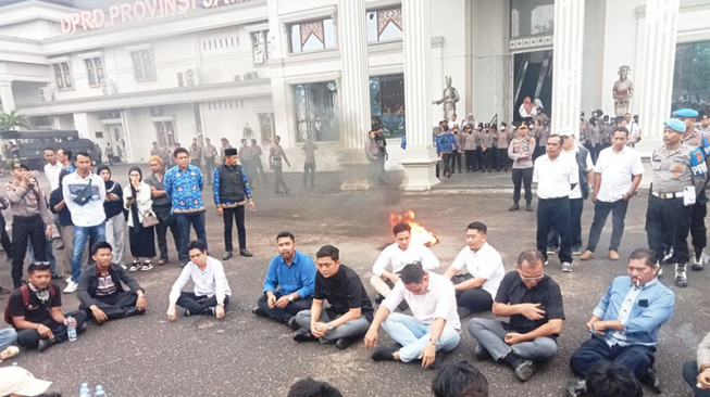 Hujan Tak Halangi Rakyat Bicara, Hafiz Turun Menyambut