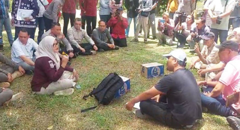 Bupati Dillah Temui Massa, Dialog Berlangsung Kondusif