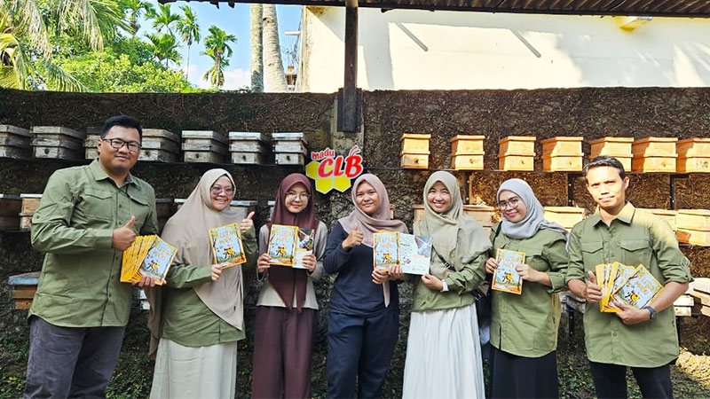 Tim Pengabdian Unja menyerahkan booklet dan leaflet yang dirancang untuk mendukung aktivitas eduwisata di Rumah Madu Hutan CLB | dod