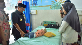 Berikan Harapan Bagi Warga, Walikota Maulana Jenguk Bayi Penderita Hidrosefalus, Aktipkan BPJS dan Serahkan Bantuan