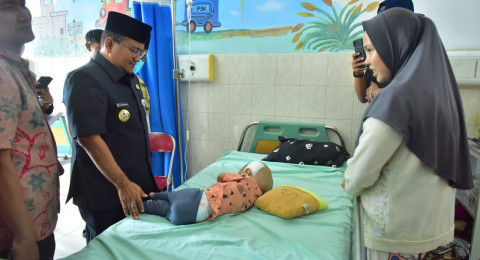 Berikan Harapan Bagi Warga, Walikota Maulana Jenguk Bayi Penderita Hidrosefalus, Aktipkan BPJS dan Serahkan Bantuan