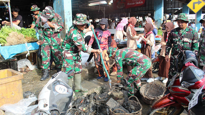 Karya Bhakti TNI di Pasar Angso Duo Perkuat Sinergi dengan Rakyat
