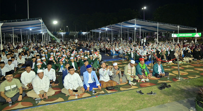 Ribuan jamaah memadati Balai Kota Jambi pada acara 