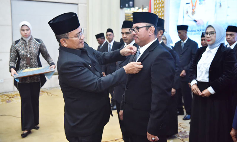 Wali Kota Jambi, Dr. Maulana, melantik pengurus Forum Komunikasi Rukun Tetangga (FKRT) Kota Jambi periode 2025–2028, di Aula Griya Mayang, Rabu | pkj