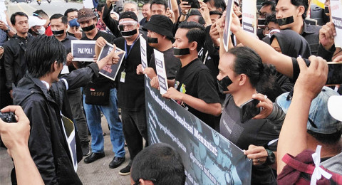 Pers Dibungkam, Jurnalis Gelar Aksi Tutup Mulut di Mapolda Jambi