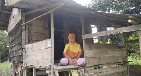 Sabar di Bawah Seng Bolong Berselimut Dinding Lapuk
