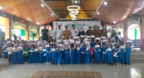 ‎Bupati Batang Hari Salurkan Bantuan Biaya Pendidikan dari Dana Zakat BAZNAS