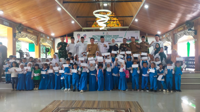 ‎Bupati Batang Hari Salurkan Bantuan Biaya Pendidikan dari Dana Zakat BAZNAS