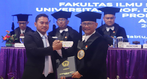 Ariawan, Anak Petani Raih Gelar Doktor dengan Cum Laude