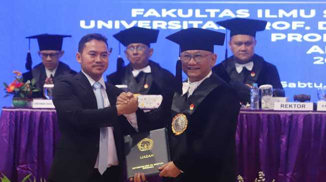 Ariawan, Anak Petani Raih Gelar Doktor dengan Cum Laude