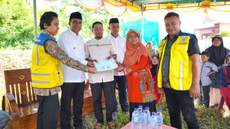 Saadiah Uluputty Letakkan Batu Pertama Pembangunan MCK Sanimas di Maluku Tengah