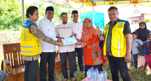 Saadiah Uluputty Letakkan Batu Pertama Pembangunan MCK Sanimas di Maluku Tengah