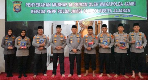 Wakapolda Jambi Serahkan Mushaf Al-Qur’an kepada PNPP dan Perwakilan Polres/Ta Jajaran