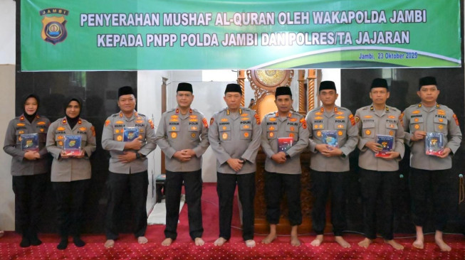Wakapolda Jambi Serahkan Mushaf Al-Qur’an kepada PNPP dan Perwakilan Polres/Ta Jajaran