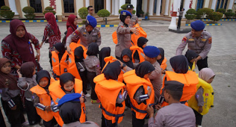 Ditpolairud Polda Jambi Gelar Polisi Sahabat Anak, Tanamkan Nilai Disiplin dan Cinta Tanah Air Sejak Dini