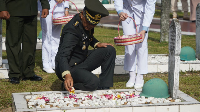 Ziarah Nasional HUT TNI ke-80, Korem 042/Gapu Tabur Bunga di TMP Satria Bakti