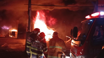 Korsleting Listrik  Ruko Mebel Ludes Terbakar