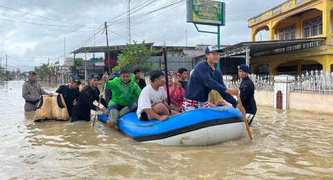 Brimob Polda Jambi Gerak Cepat Tangani Banjir di Desa Lubuk Suli Kerinci