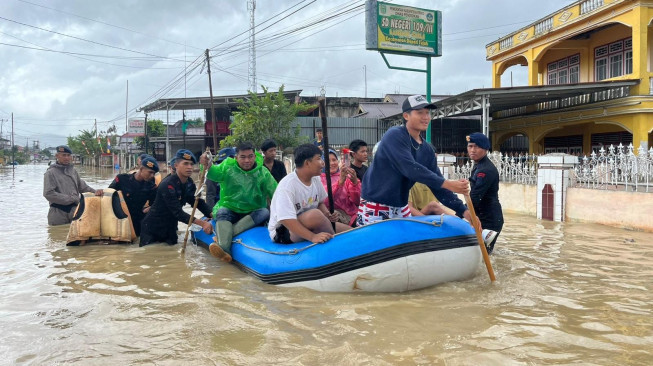 Brimob Polda Jambi Gerak Cepat Tangani Banjir di Desa Lubuk Suli Kerinci